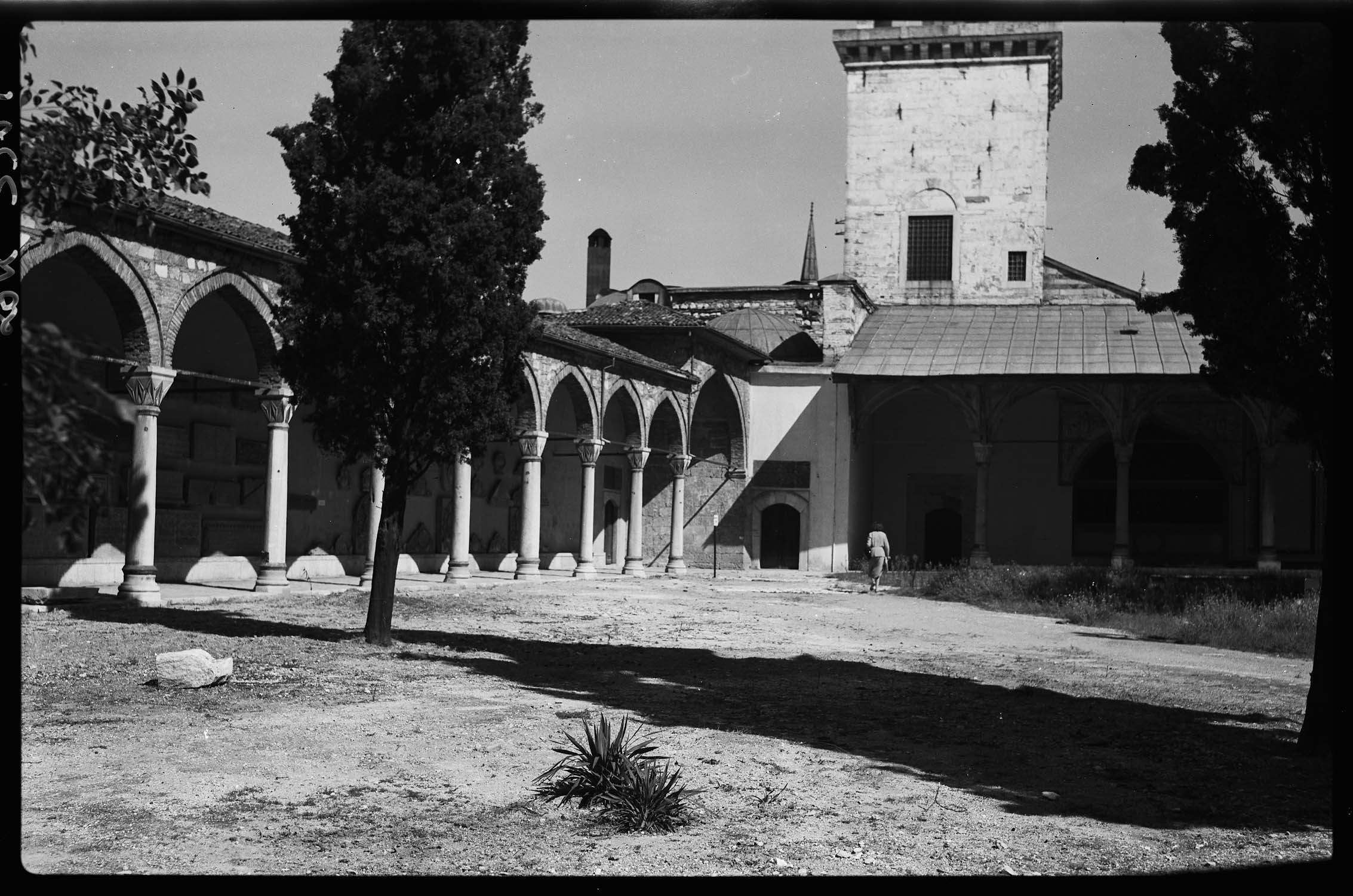 Portique menant à l'entrée du harem dans la deuxième cour, avec la base de la tour de la Kubbealti (alias du Divan)